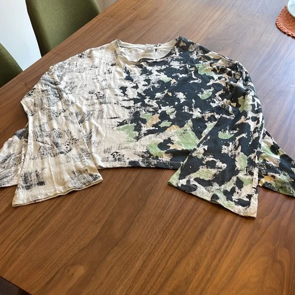 ANTHROPOLOGIE AKEMI + KIN long sleeved asymmetrical T-shirt with flared sleeves. - Picture 7 of 16